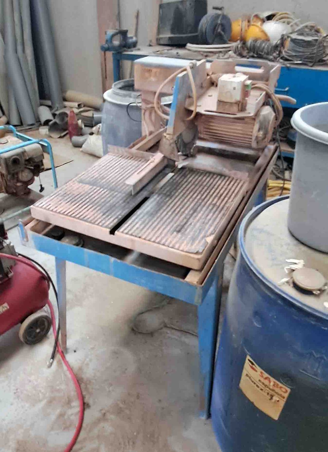 obra construccion andamios hormigoneras bajantes reglas mesas de corte puntales dumpers ladrillo maquinillo taladro percutor