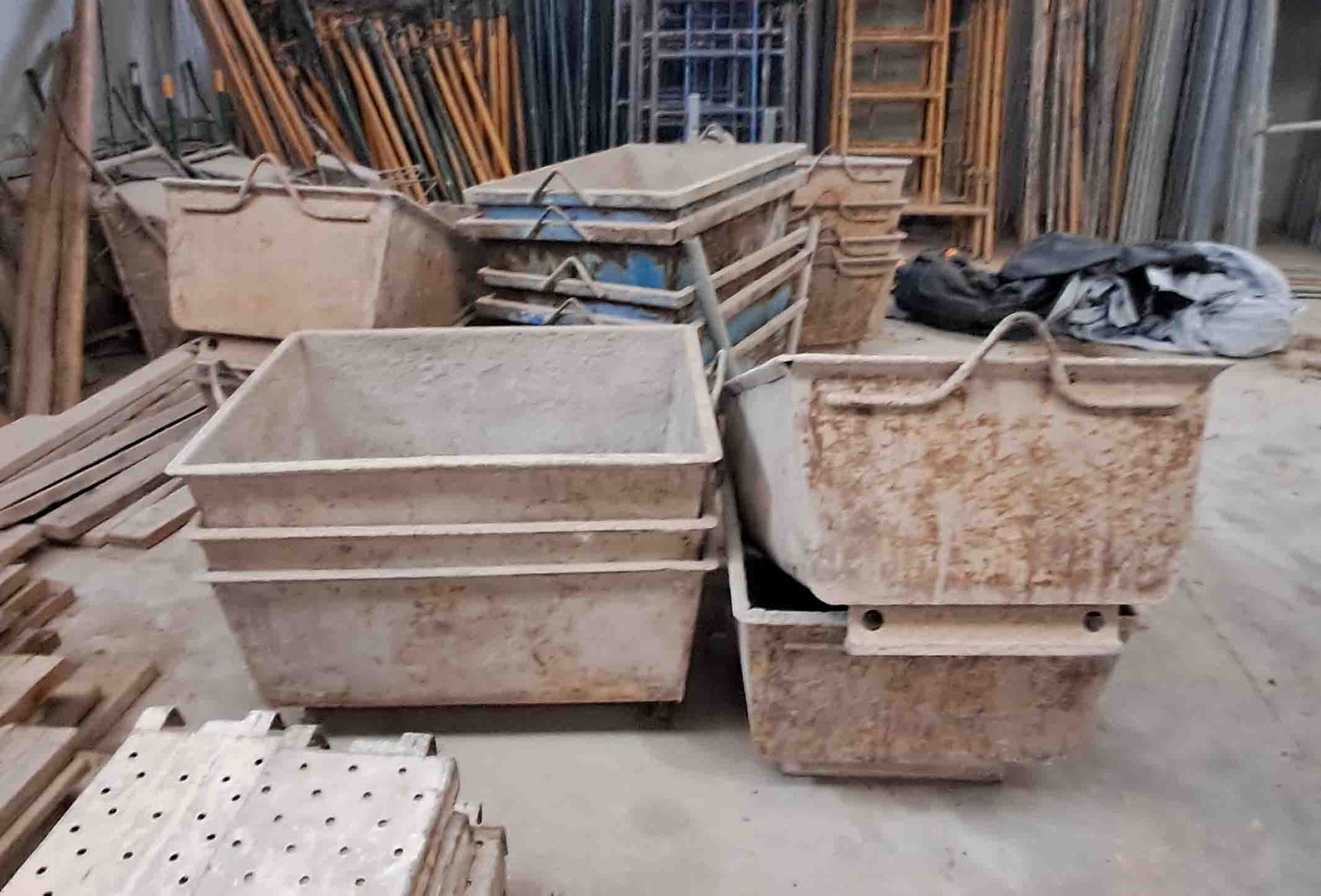 cubeta cuba cemento hormigon carretilla carretillo chino material obra construccion andamio hormigonera bajante regla dumper 