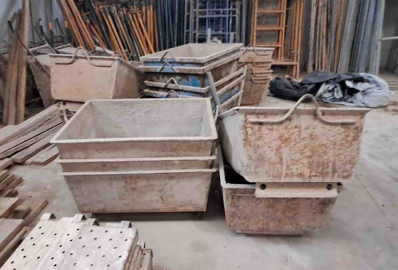 cubeta cuba cemento hormigon carretilla carretillo chino material obra construccion andamio hormigonera bajante regla dumper 