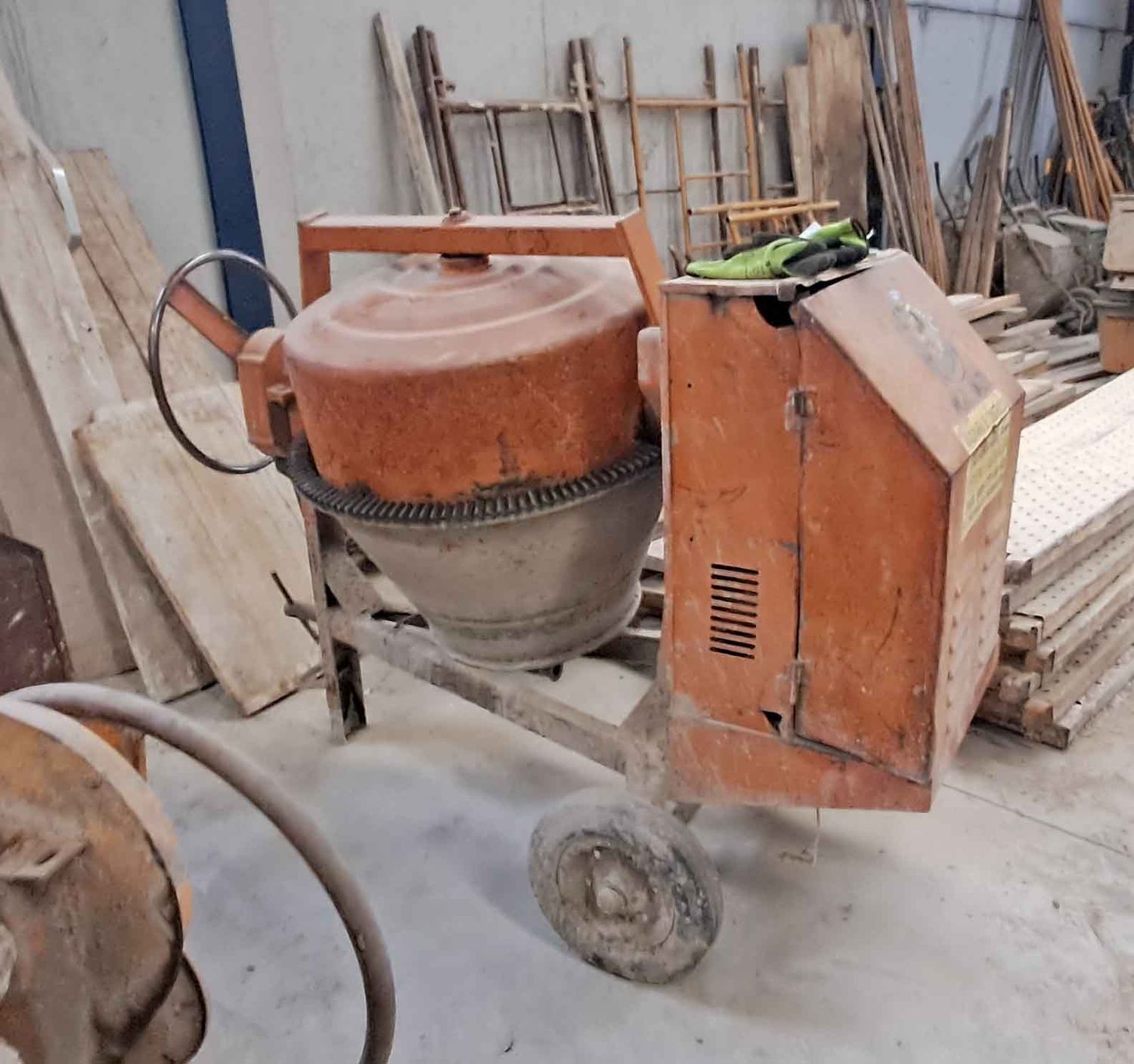 carretilla carretillo chino material obra construccion andamio hormigonera bajante regla dumper taladro percutor cemento yeso