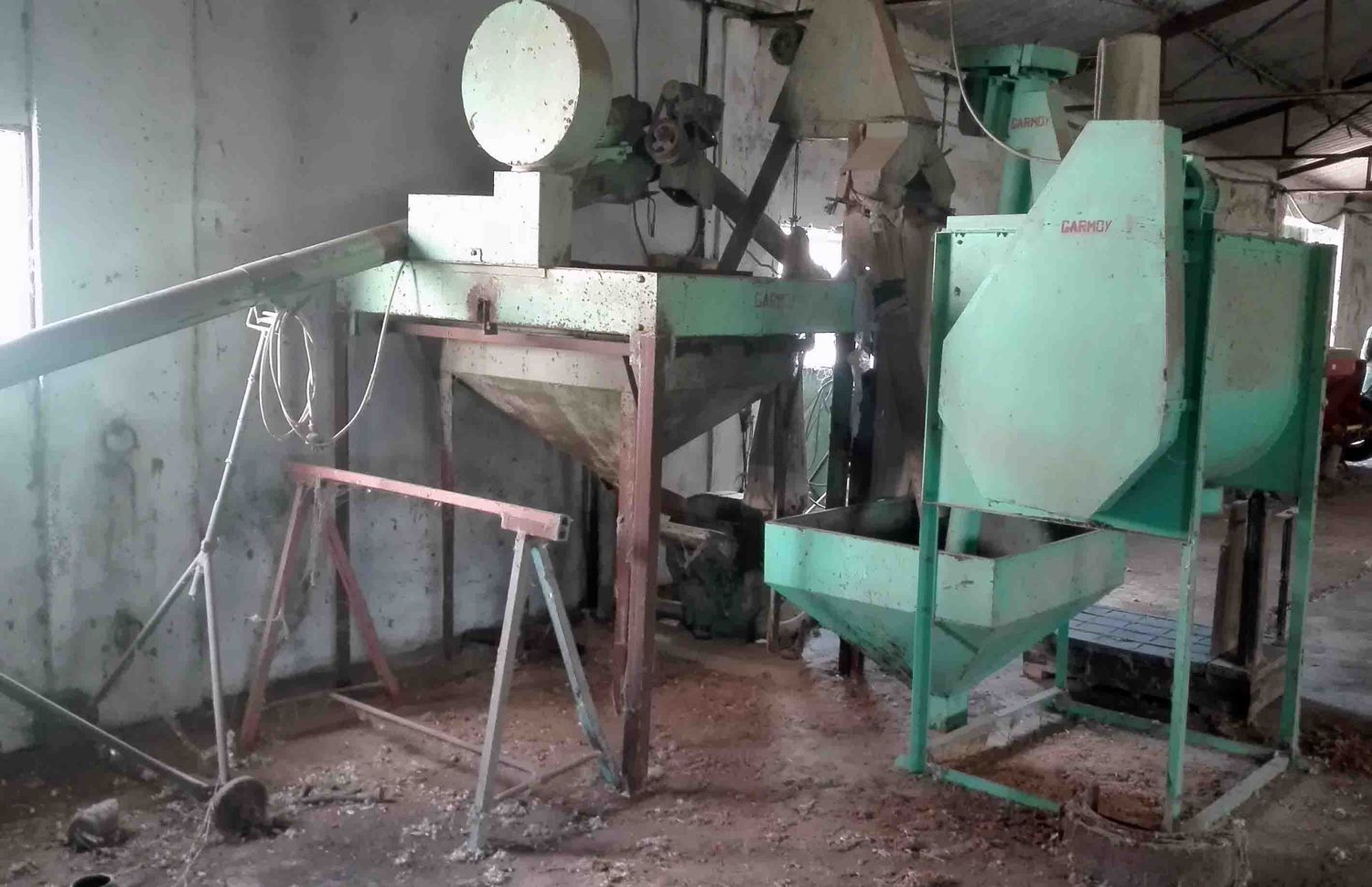 mezcladora pienso molino martillo sinfin sinfín cinta transportadora corrector bascula tolva grasa deposito comedero bebedero