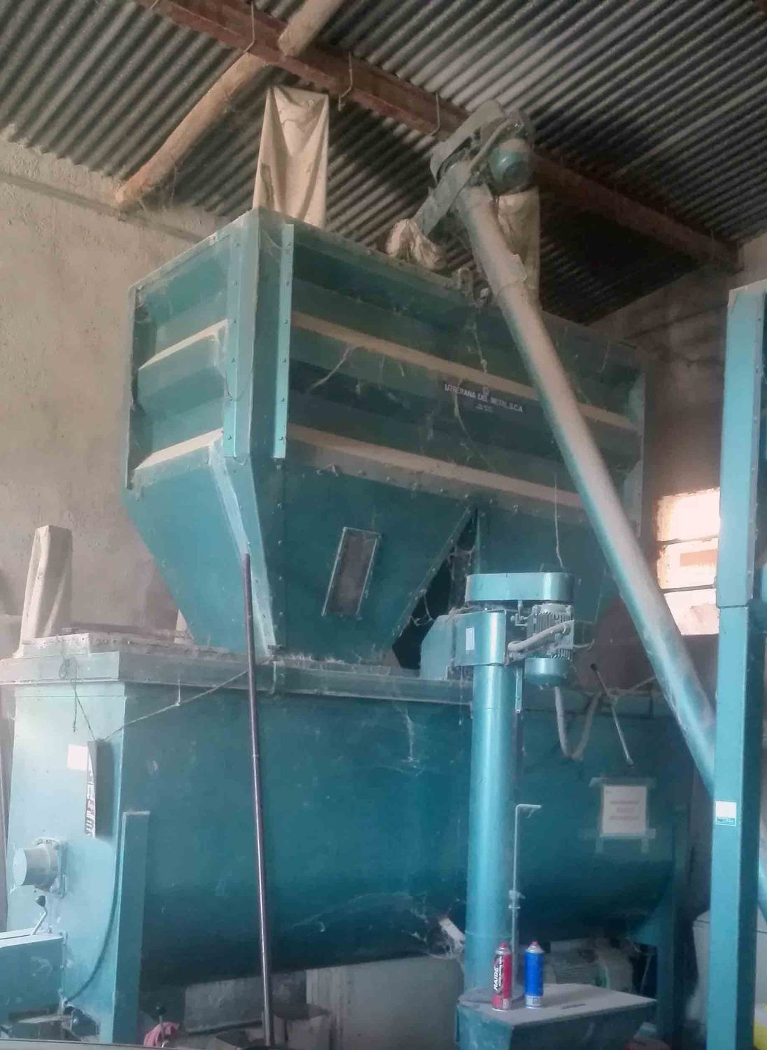 mezcladora pienso molino martillo sinfin sinfín cinta transportadora corrector bascula tolva grasa deposito comedero bebedero