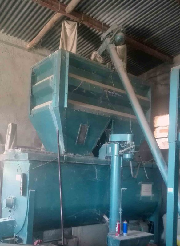mezcladora pienso molino martillo sinfin sinfín cinta transportadora corrector bascula tolva grasa deposito comedero bebedero