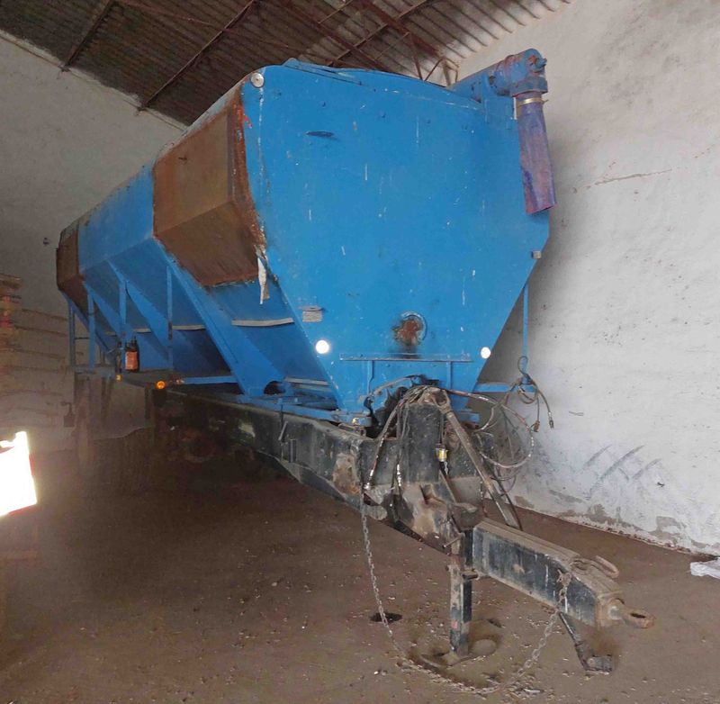 remolque cuba pienso tamame brazo descarga sinfin hidraulico cardan pienso tolva cebadero choto vacuno ordeño compartimento