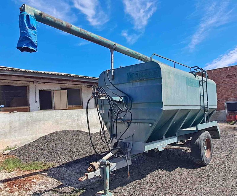 remolque cuba pienso ganadero camara tamame brazo descarga sinfin hidraulico cardan pienso tolva cebadero choto vacuno choto