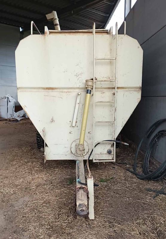 remolque cuba pienso ganadero brazo descarga sinfin hidraulico cardan pienso tolva cebadero choto vacuno ordeño compartimento