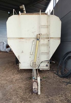 remolque cuba pienso ganadero brazo descarga sinfin hidraulico cardan pienso tolva cebadero choto vacuno ordeño compartimento