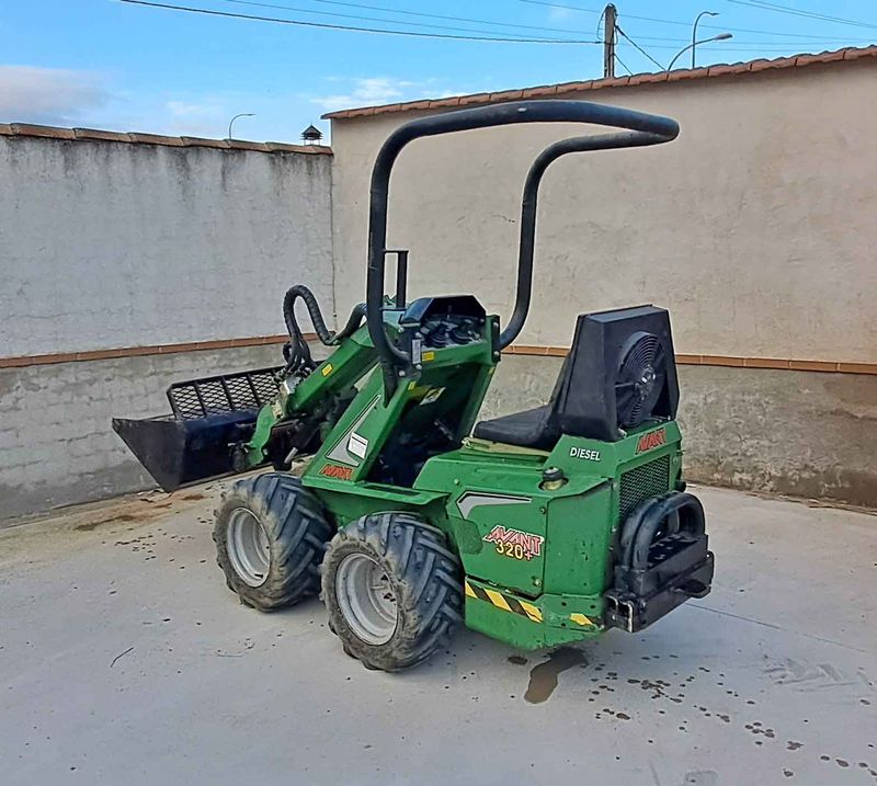 minicargadora mini cargadora avant 320+ granja limpieza establo cubiculo vaca oveja cabra estiercol telescopica implemento