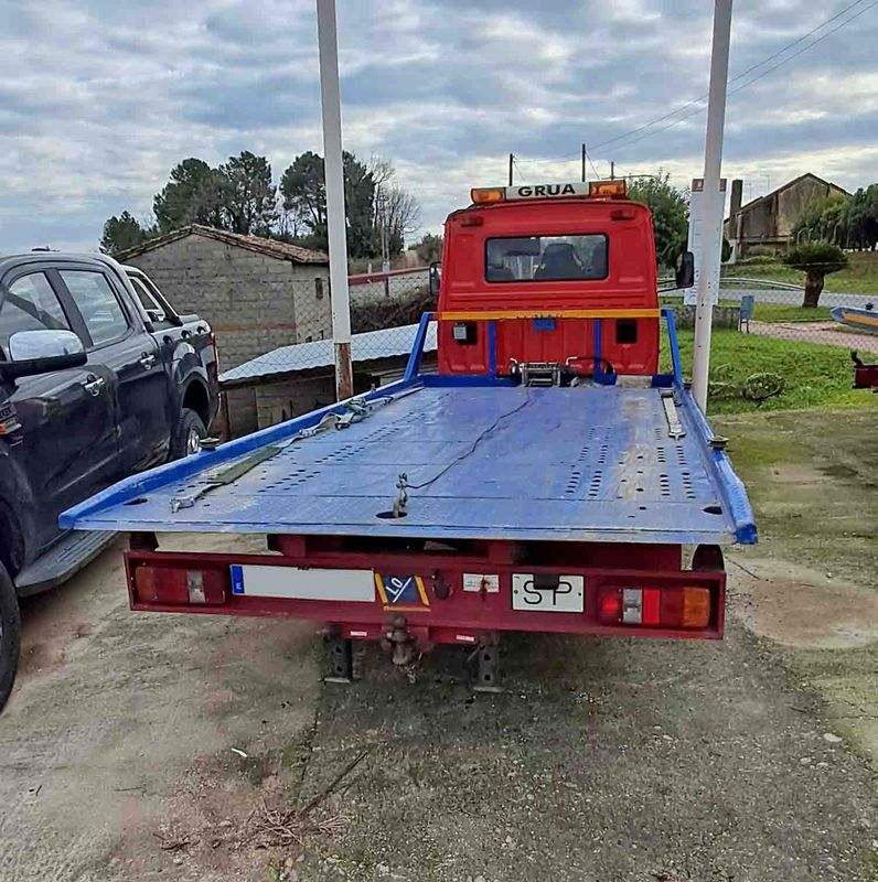 camion grua asistencia en carretera portavehiculos porta vehículos porta coches portacoches cabestrante nissan trade 100