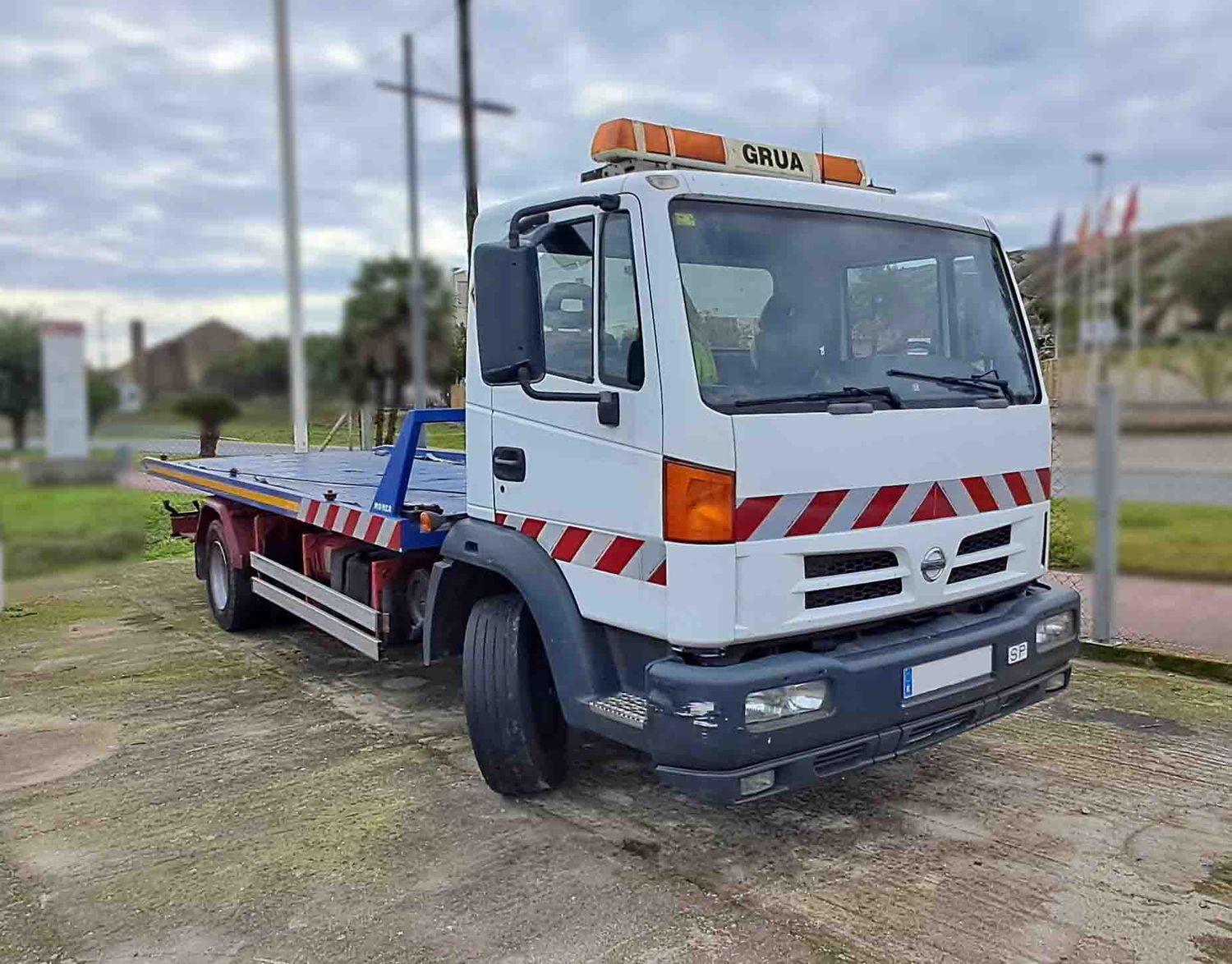 grua asistencia carretera nissan atleon 120.16 portacoches porta coches portavehiculos porta vehículos servicio publico rampa