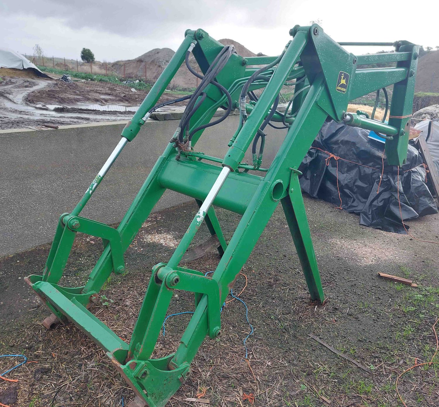 pala tractor BMH john deere 2650 cazo porta palets pantalla alpacas estiércol pinchos anclajes amarres tenias leon garrido