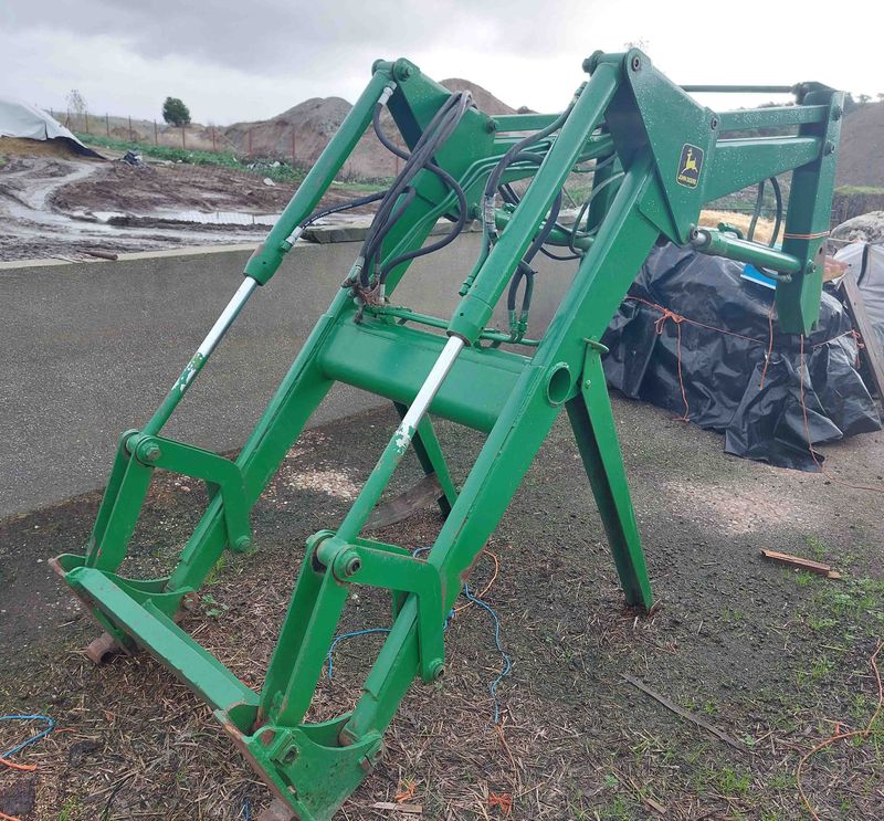 pala tractor BMH john deere 2650 cazo porta palets pantalla alpacas estiércol pinchos anclajes amarres tenias leon garrido