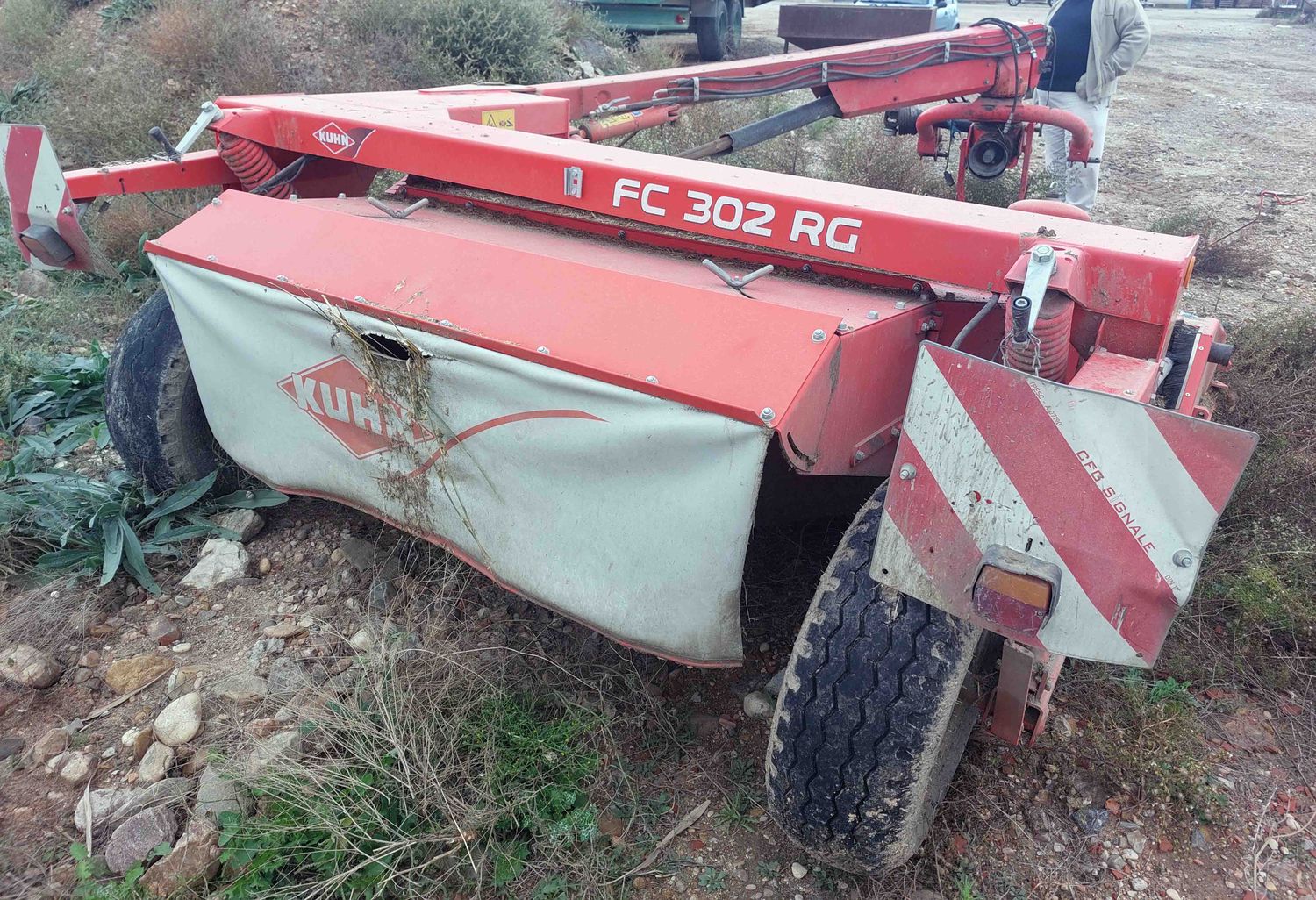 Segadora acondicionadora Kuhn FC 302 RG rotativa peine barra corte siega autopropulsada arrastrada suspendidas rodillos case