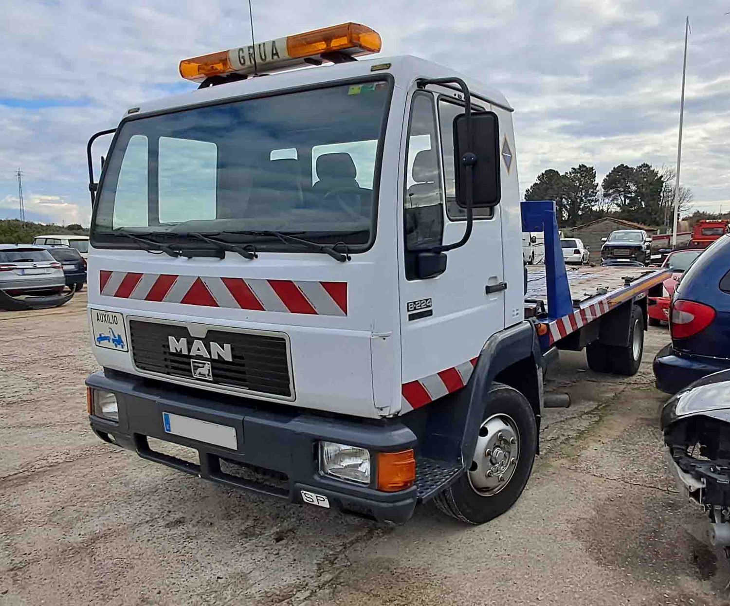 Grua de asistencia en carretera portavehiculos porta vehículos portacoches porta coche man 8-224 cabestrante auxilio cuchara