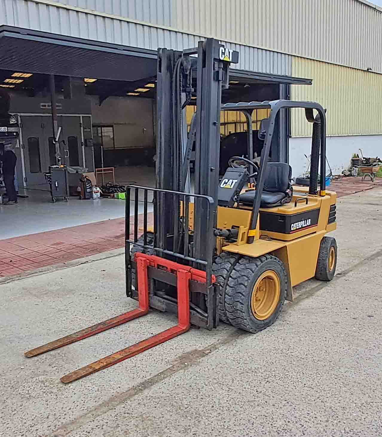 carretilla toro mecánico mecanico elevador elevadora cartepillar triple mastil mástil desplazador lateral doble rueda diesel