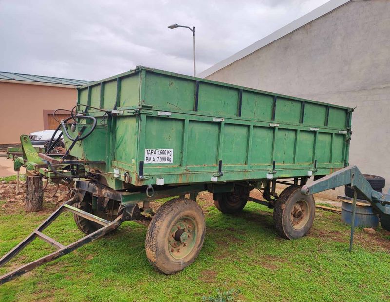 remolque basculante freno hidráulico 2 ejes sobrelaterales plataforma cereal aceituna oliva tractor botella kilo carga massey