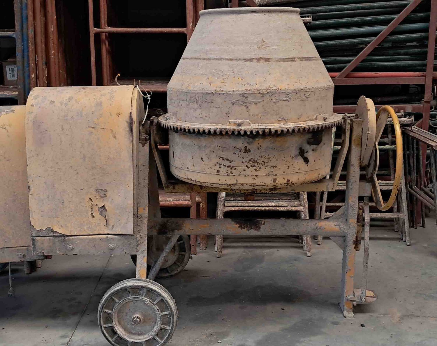 obra construccion andamios hormigoneras bajantes reglas mesas de corte puntales dumpers ladrillo maquinillo taladro percutor