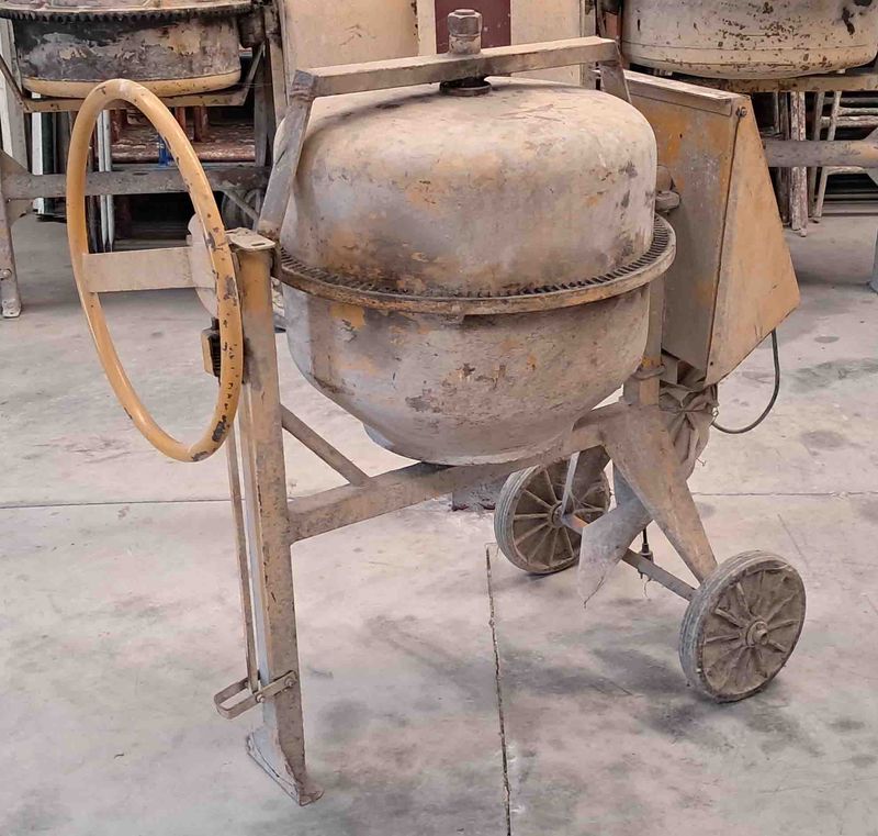 obra construccion andamios hormigoneras bajantes reglas mesas de corte puntales dumpers ladrillo maquinillo taladro percutor