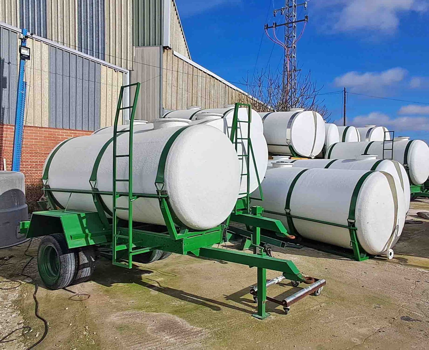 remolque cuba poliester poliéster agua ganado bebedero beber vacas campo riego olivo almendro pistacho pozo tractor ferguson