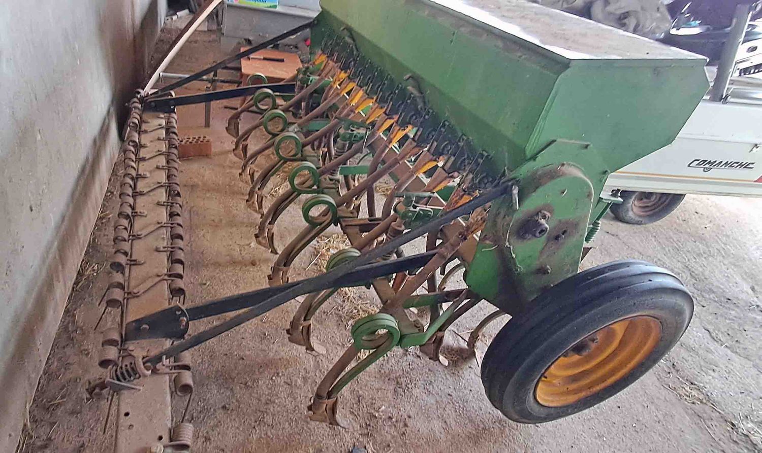 sembradora gil 15 chorros botas rastra brazo ransomer tolva piñón hierro metálico siembra garbanzo guisante cereal siega case