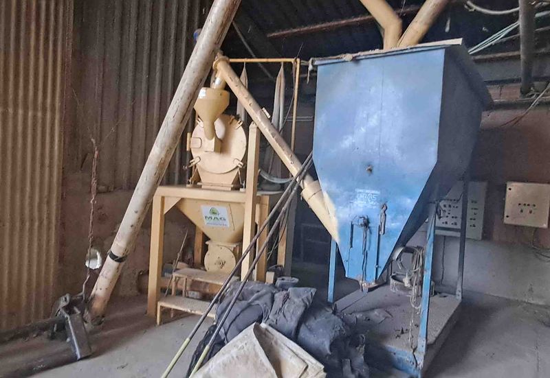 Fábrica fabrica pienso molino mezcladora silos báscula bascula variador frecuencia tolvas deposito depósito grasa comida 