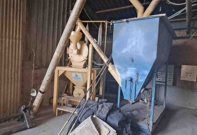 Fábrica fabrica pienso molino mezcladora silos báscula bascula variador frecuencia tolvas deposito depósito grasa comida 