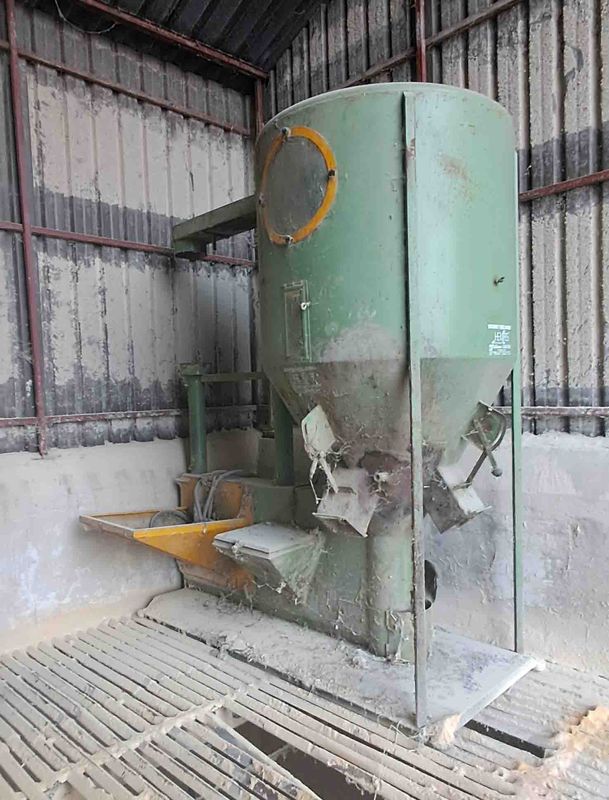 molino mezcladora 1.000 Kilos pienso cebadero perro croqueta gato remolque cuba pienso ganadero brazo descarga sinfin deere