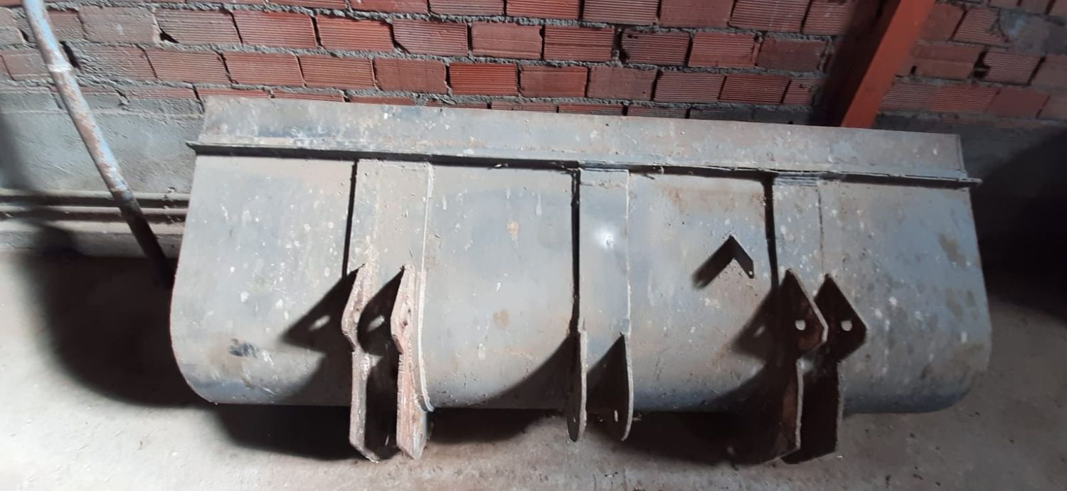 pala cazo porta palets pantalla alpacas estiércol pinchos anclajes amarres tenias leon distribuidor stoll quicke telescopica