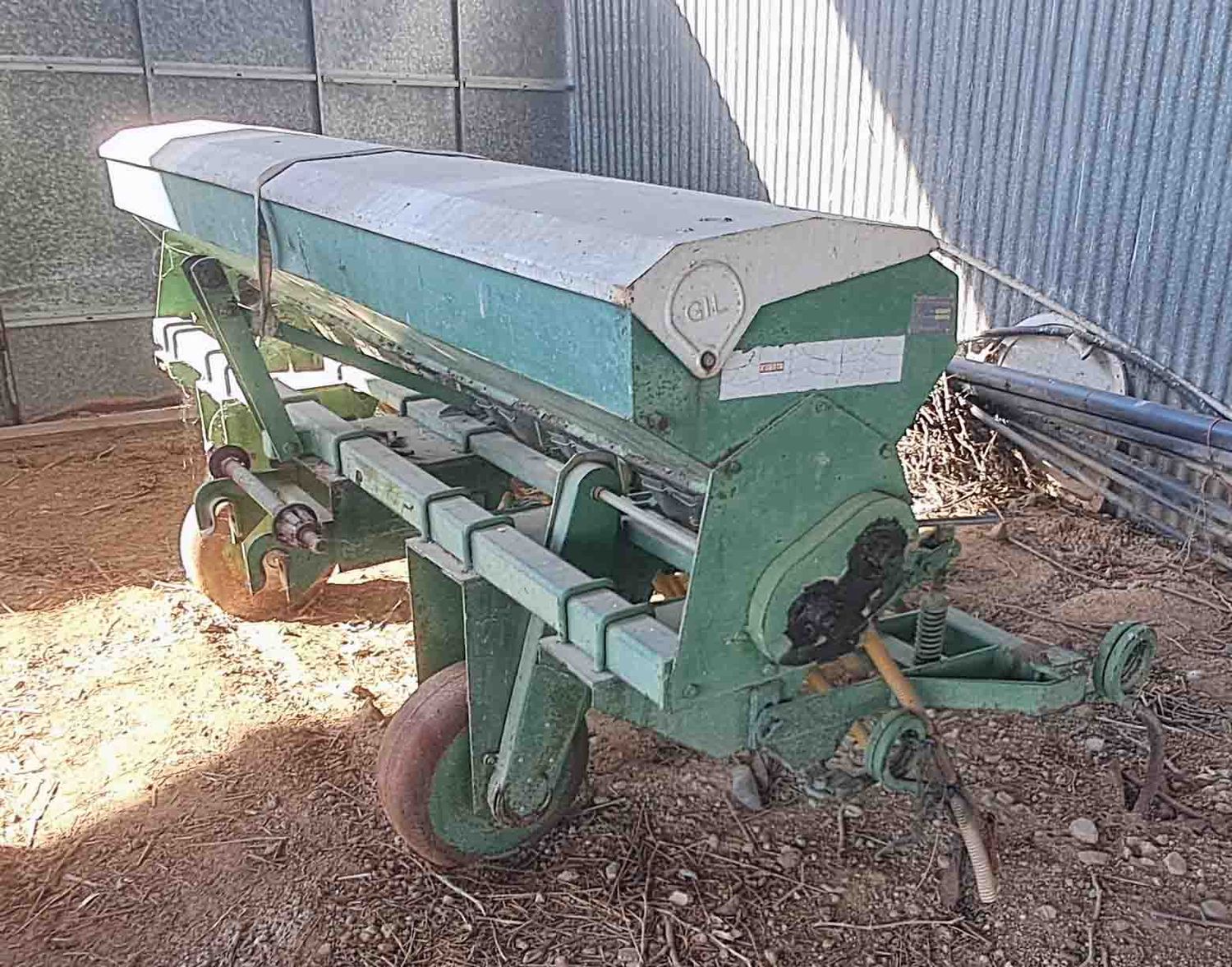 Abonadora maiz maíz de 4 surcos gil metro vaca leche ordeño silo vaquería tractor regadío regadio rotavator grada rotativa