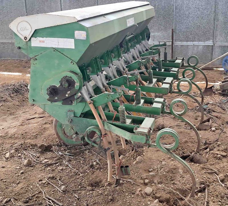 Abonadora maiz maíz de 4 surcos gil metro vaca leche ordeño silo vaquería tractor regadío regadio rotavator grada rotativa