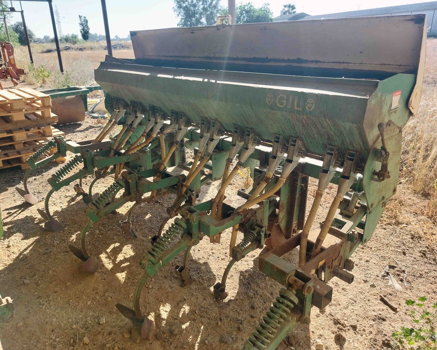Abonadora maiz maíz de 4 surcos gil metro vaca leche ordeño silo vaquería tractor regadío regadio rotavator grada rotativa