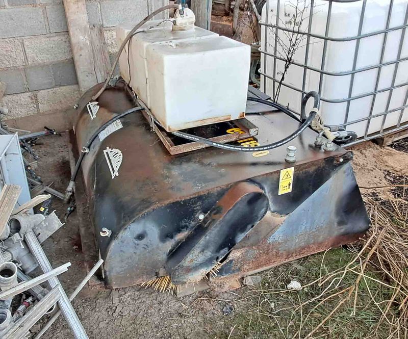 Barredora mini minicargadora euroimplementos pulcra O.P. CBTI 1550 ISO 24410 bobcat telescópica telescopica cepillo riego