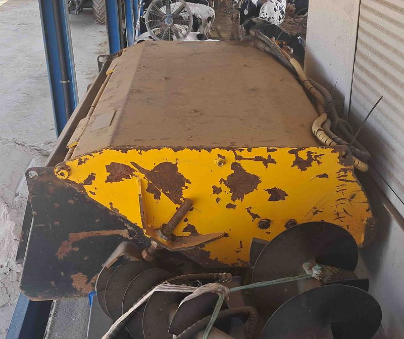 barredora implemento minicargadora mini JCB telescopica telescópica cepillo polipropileno barrido limpieza calle nave parking