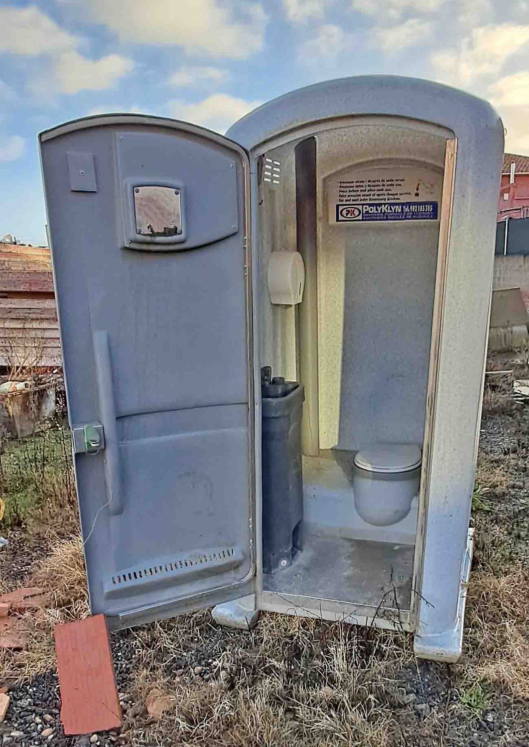 baño wc químico quimico portátil portatil indoro lavamanos percha espejo cierre caseta obra construccion alquiler venta olor