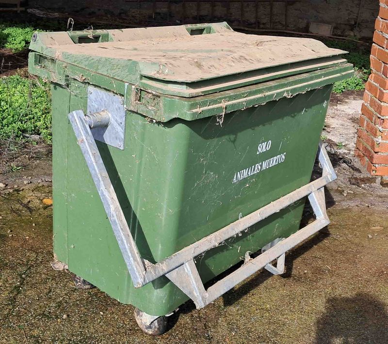 contenedor deposito cadáver cadaver 650 litro animal muerto rueda oveja cordero cabra cabrito cerdo pollo ave ternero ganado