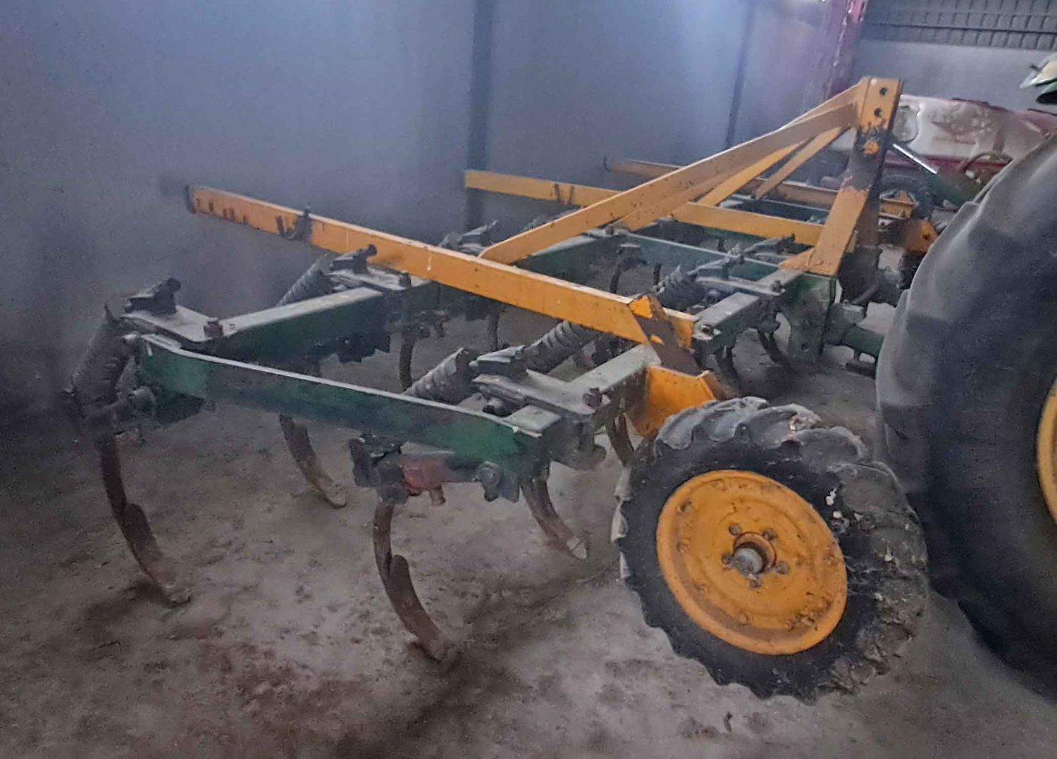 Cultivador chisel fijo 17 brazos con rastra.