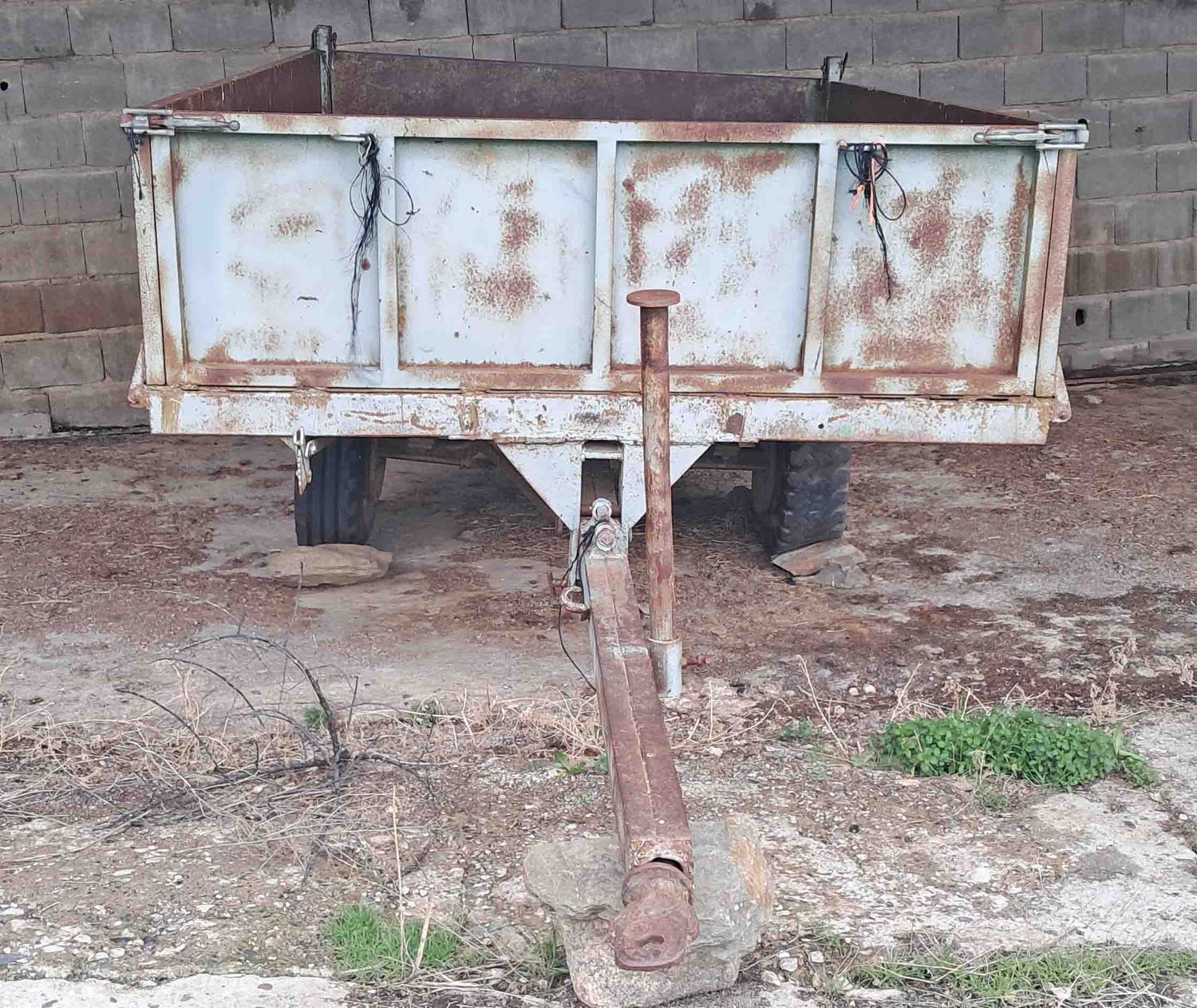 remolque basculante freno hidráulico 1 eje sobrelaterales plataforma cereal aceituna oliva tractor botella kilo carga massey