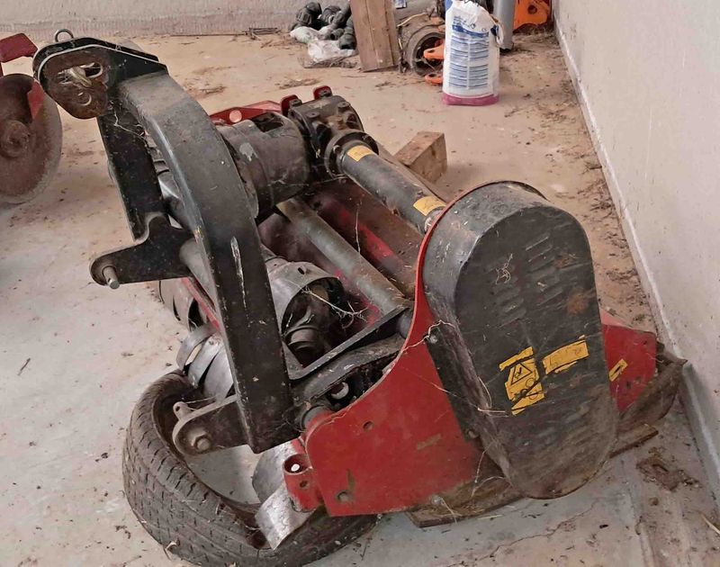 trituradora ramon Howard 160 martillo picadora recogedor sarmiento intercepa viña uva cepa emparrado oliva aceituna deere