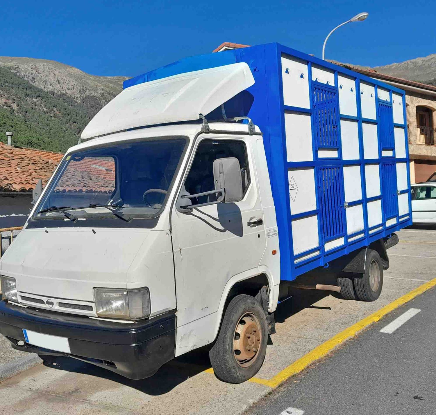 camion camión ganadero nissan trade 100 rampa vacuno vaca choto oveja cabra ternero caballo potro tacógrafo tacografo itv