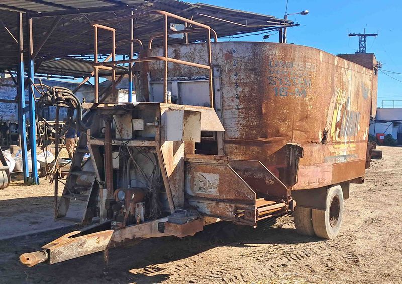 carro remolque mezclador unifeed vertical horizontal cuchilla rampa alfalfa bascula tatoma compar lombarte vaca oveja cabra