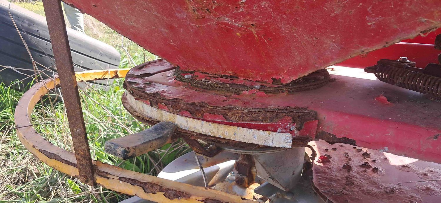 abono estiercol estiércol basura gallina granja ave gallinacea gallinácea pollo viña vid uva abonadora extendedor repartidor