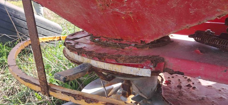 abono estiercol estiércol basura gallina granja ave gallinacea gallinácea pollo viña vid uva abonadora extendedor repartidor