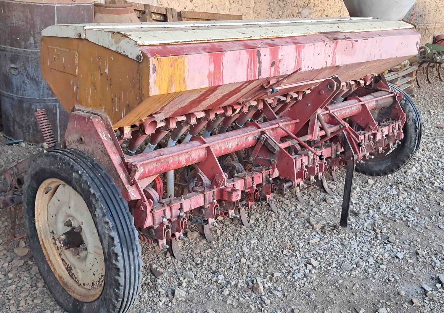 sembradora gil 17 chorros variador siembra rastra bota tubo cultivador mariposa platano tolva simiente abono cajon cajón 