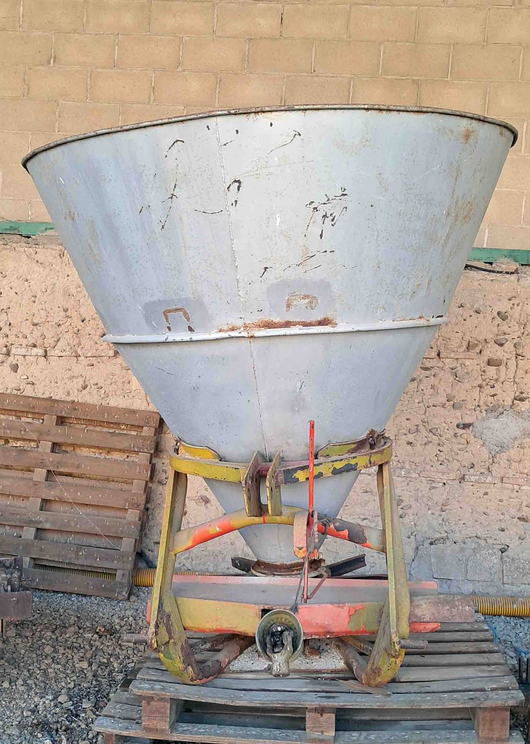 abono estiercol estiércol basura gallina granja ave gallinacea gallinácea pollo viña vid uva abonadora extendedor repartidor