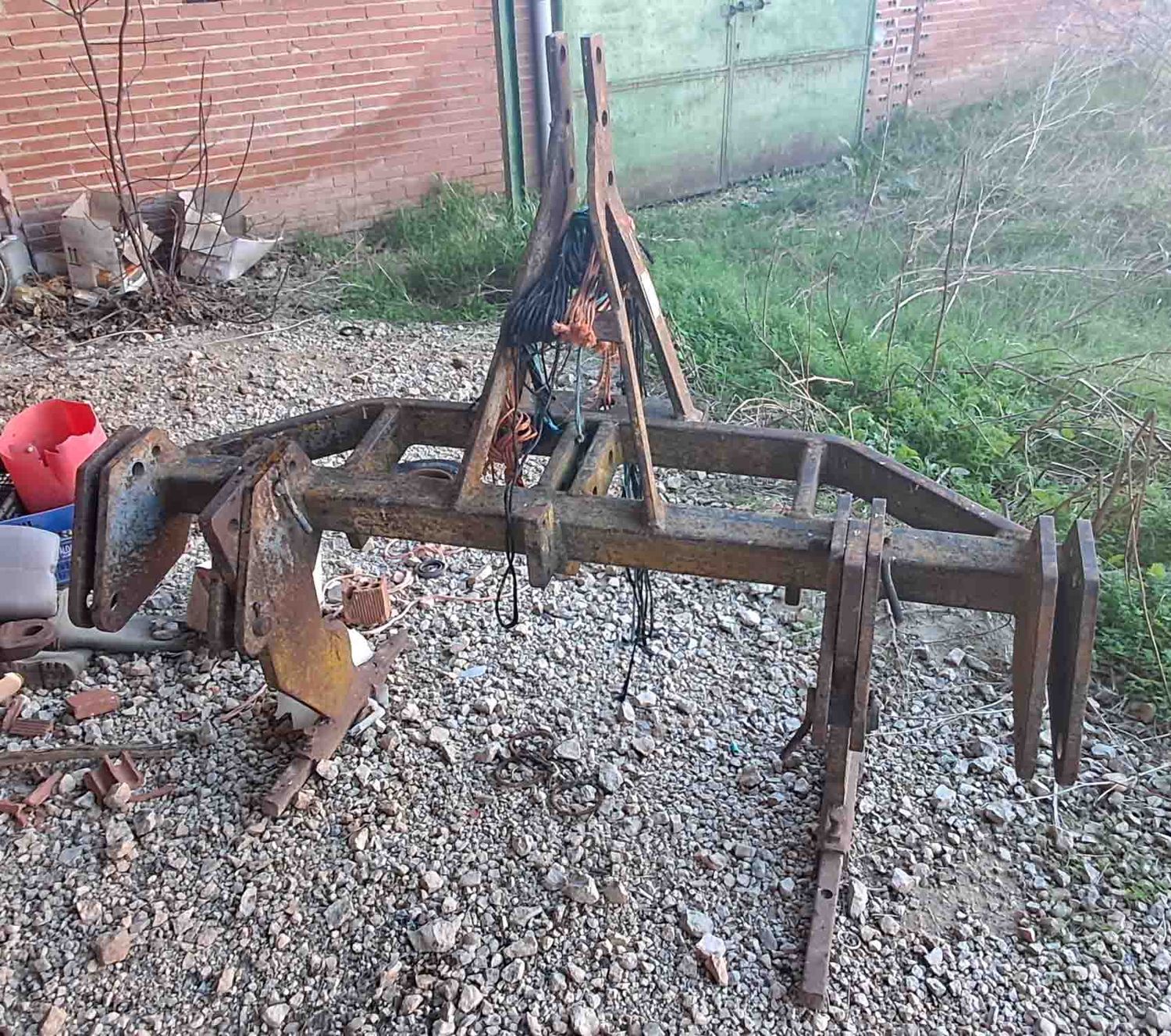 subsolador pua púa topo pala drenar agua tierra terreno roturar cosecha subsolado cultivo cosecha drenaje plantacion arbol