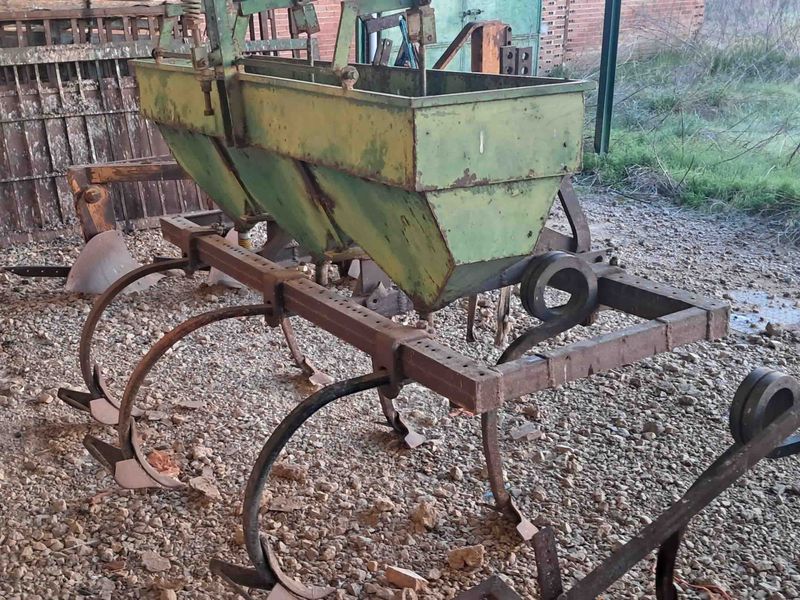 abonadora maiz maíz surco picadora claas john deere silo vaca leche cebadero ordeño granja vaquería vaqueria suiza frisona