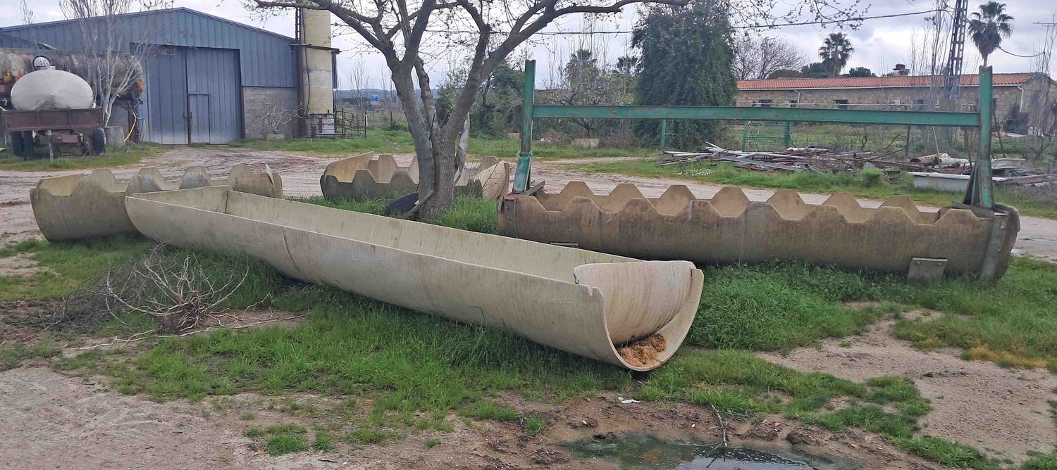 Comedero fuerte vaca campo camperina ternero choto carne finca granja cebadero pienso alpaca paca alimento pesebre tractor