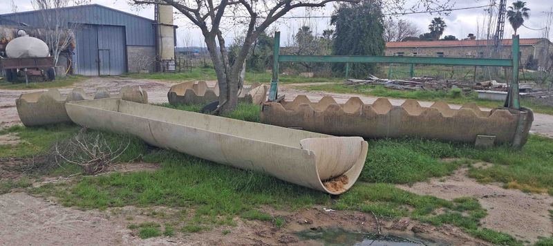 Comedero fuerte vaca campo camperina ternero choto carne finca granja cebadero pienso alpaca paca alimento pesebre tractor