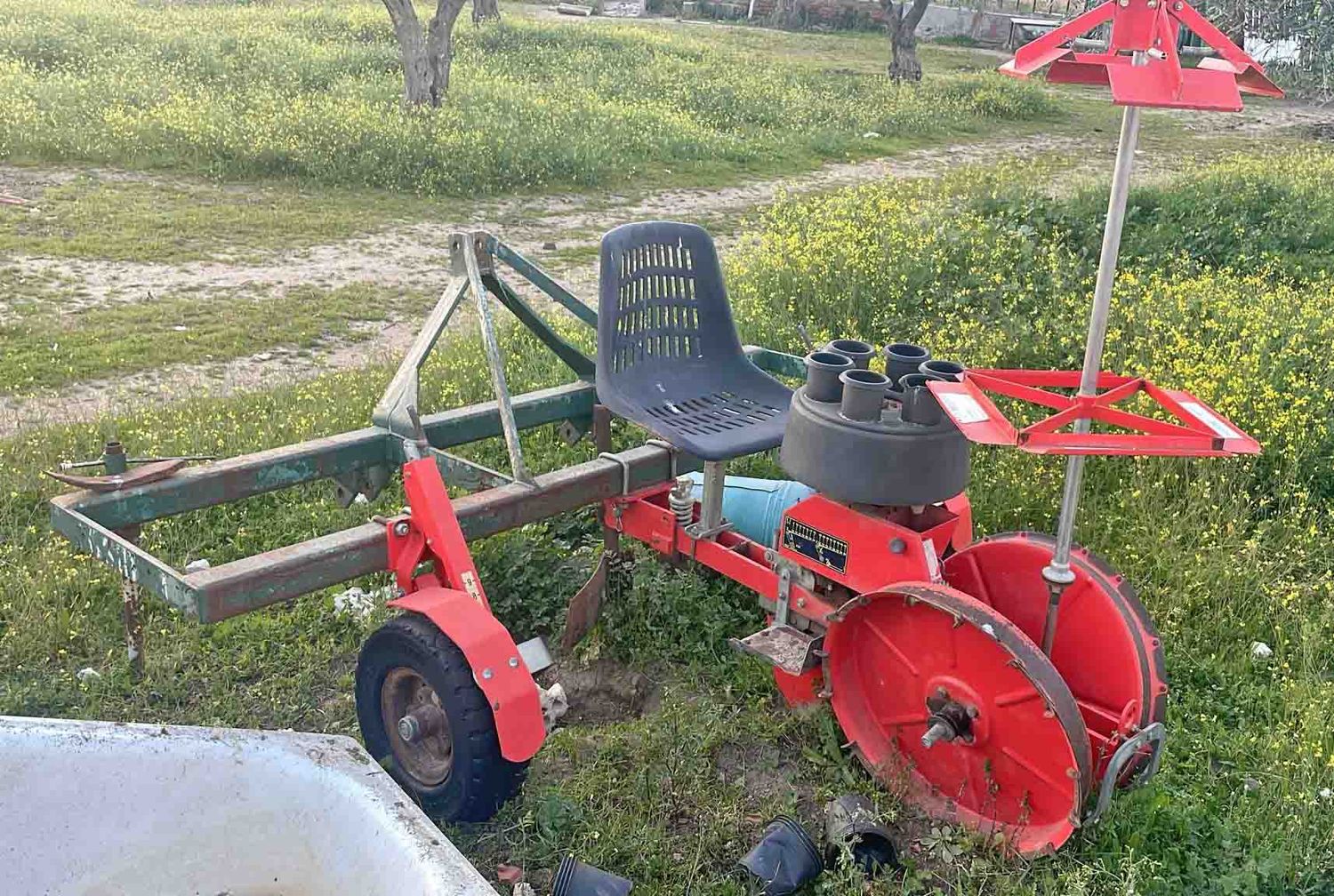 sembradora plantadora hortaliza tomate pimiento brocoli brócoli 1 un puesto horticultura rojo verde tractor remolcado fendt