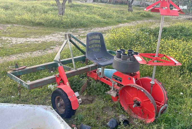 sembradora plantadora hortaliza tomate pimiento brocoli brócoli 1 un puesto horticultura rojo verde tractor remolcado fendt